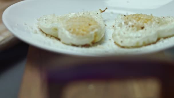 Huevos Pollo Fritos Con Queso Parmesano Mozzarella Forma Corazón Mezclar — Vídeos de Stock