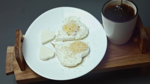 Smażone Jaja Kurze Serem Parmigiano Mozzarellą Kształt Serca Mieszanie Gorącej — Wideo stockowe