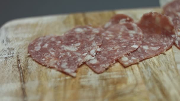 Verse Italiaanse Gesneden Salami Worst Een Houten Snijplank Het Snijden — Stockvideo