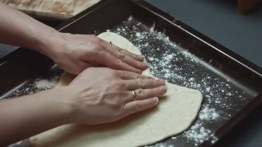 Aşçılar fırın tepsisine un döküyorlar. Sevgililer Günü için kalp şeklinde pizza hazırlıyorum. Sevdiğim biri için. 4K video.