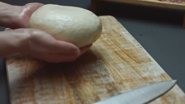 在木板上铺上新鲜面团做披萨 为爱的人准备情人节的心形披萨 4K视频 艺术射击 — 图库视频影像