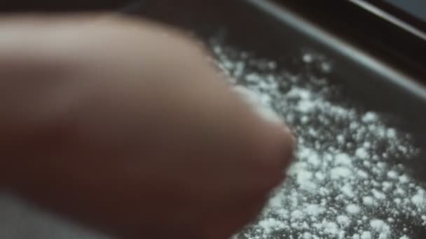 Ręka Kucharzy Wylewa Mąkę Tacę Pieczenia Przygotowywanie Pizzy Kształcie Serca — Wideo stockowe