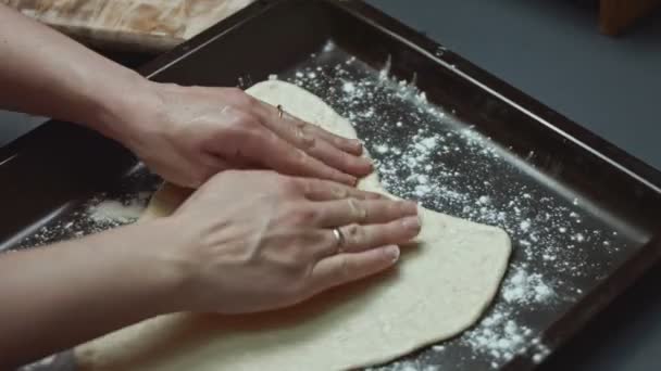 厨师将面粉倒入烤盘 为爱的人准备情人节的心形披萨 4K视频 — 图库视频影像