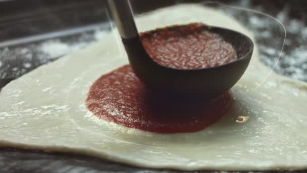 在烤盘上向心形面团中倒入意大利芝士 为爱的人准备情人节的心形披萨 4K视频 — 图库视频影像
