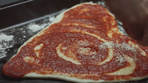 在烤盘上向心形面团中倒入意大利芝士 为爱的人准备情人节的心形披萨 4K视频 — 图库视频影像
