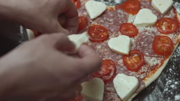 Fırın Tepsisinde Dilimlenmiş Kiraz Domatesleri Kalp Şeklinde Pizzaya Ekliyorum Sevgililer — Stok video