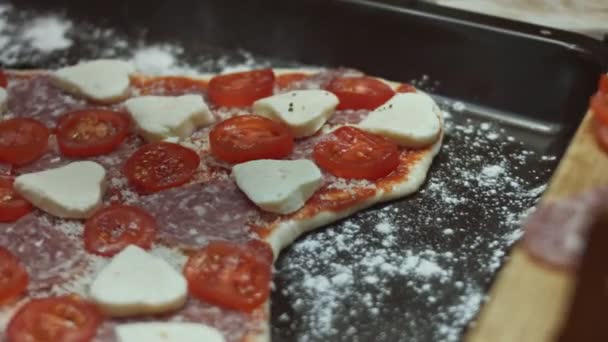 在烤盘上加入切碎的樱桃西红柿到心形披萨中 为爱的人准备情人节的心形披萨 4K视频 艺术射击 — 图库视频影像