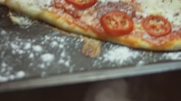 Varm Hjärtformad Pizza Träbrädan Överraskning Måltid För Älskad För Alla — Stockvideo