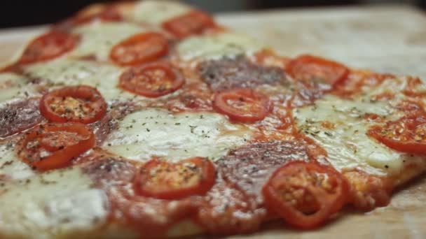 Ζεστή Πίτσα Σχήμα Καρδιάς Στον Ξύλινο Πίνακα Γεύμα Έκπληξη Για — Αρχείο Βίντεο