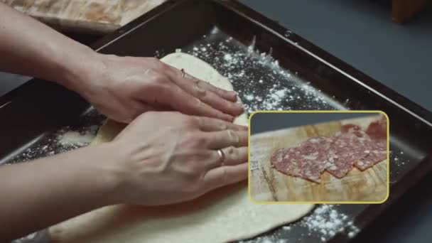 Ζεστή Πίτσα Σχήμα Καρδιάς Στον Ξύλινο Πίνακα Γεύμα Έκπληξη Για — Αρχείο Βίντεο