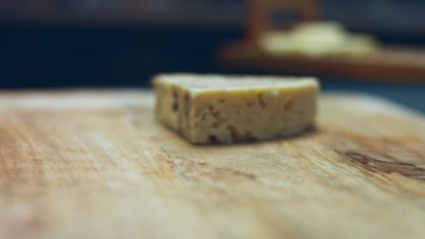 Danimarka Mavi Peyniri Mycella Peyniri Kesme Tahtasının Arka Planında Bir — Stok video
