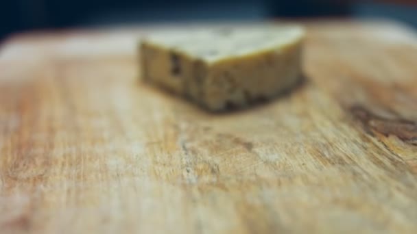 デンマークのブルーチーズ まな板を背景に女性の手によって開かれたミセラチーズパック 4Kビデオ 芸術的撮影 スローモーション — ストック動画