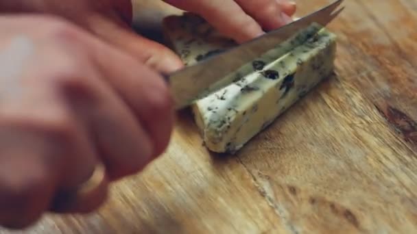 デンマークのブルーチーズ まな板を背景に女性の手によって開かれたミセラチーズパック 4Kビデオ 芸術的撮影 スローモーション — ストック動画