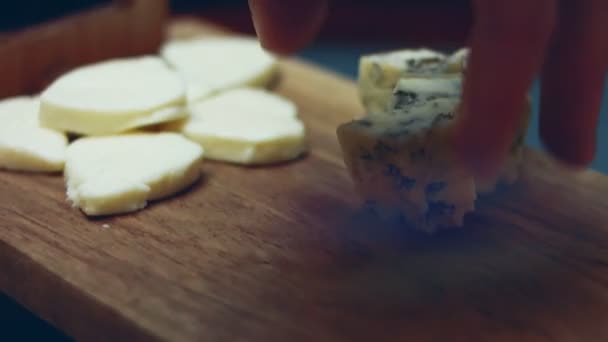 Dánský Sýr Balení Sýra Mycella Otevřeno Ženskou Rukou Pozadí Řezací — Stock video
