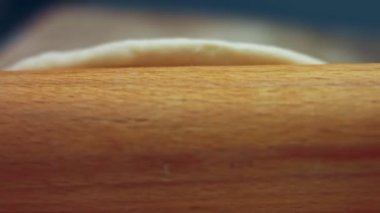 Tahta kesme tahtasının üzerinde ton balıklı pizza için taze hamur hazırlıyorum. Sevgililer Günü için kalp şeklinde ton balıklı pizza hazırlıyorum. 4K video.