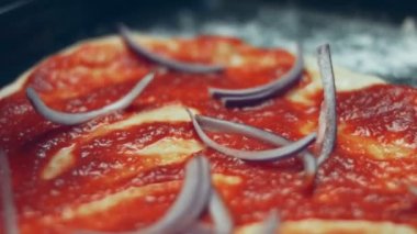 Pizza hamuruna ton balığı serpiştirmek. Sevgililer Günü için kalp şeklinde ton balıklı pizza hazırlıyorum. 4K video. Sanatsal çekim, makro görünüm.