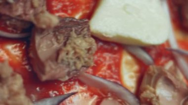 Pizza hamuruna ton balığı serpiştirmek. Sevgililer Günü için kalp şeklinde ton balıklı pizza hazırlıyorum. 4K video. Sanatsal çekim, makro görünüm.