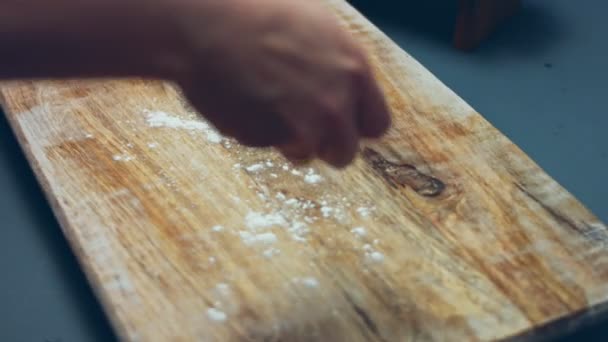 Friss Tésztát Készítek Tonhalas Pizzához Fából Készült Vágódeszkán Szívalakú Tonhal — Stock videók