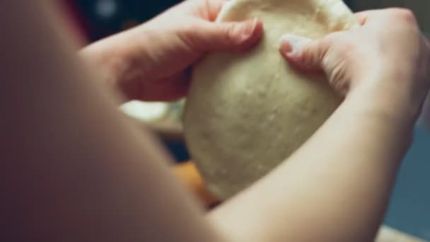 Wytaczam Świeże Ciasto Pizzę Tuńczyka Drewnianej Desce Krojenia Przygotowywanie Pizzy — Wideo stockowe