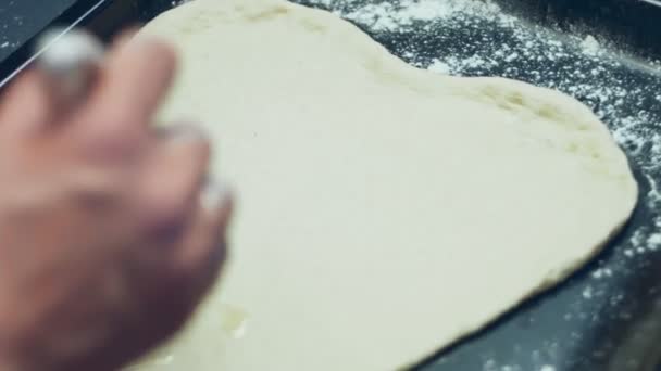 Desplegando Masa Fresca Para Pizza Atún Sobre Tabla Cortar Madera — Vídeos de Stock