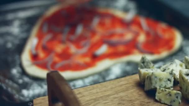 Rozrzucanie Kawałków Tuńczyka Nad Pizzą Przygotowywanie Pizzy Tuńczyka Kształcie Serca — Wideo stockowe