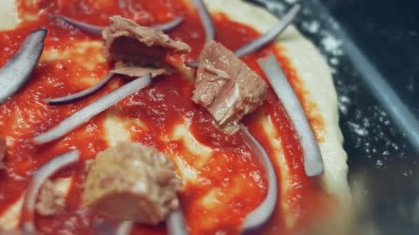 Pizza Hamuruna Ton Balığı Serpiştirmek Sevgililer Günü Için Kalp Şeklinde — Stok video