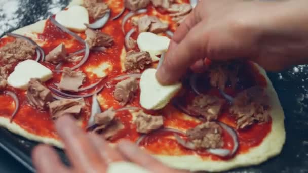 Rozsypeme Kusy Tuňáka Těsto Pizzu Příprava Tuňákové Pizzy Tvaru Srdce — Stock video