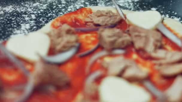 Rozsypeme Kusy Tuňáka Těsto Pizzu Příprava Tuňákové Pizzy Tvaru Srdce — Stock video