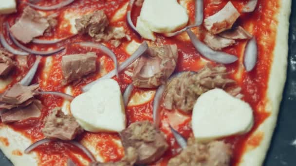 Esparciendo Trozos Atún Sobre Masa Pizza Preparación Pizza Atún Forma — Vídeo de stock