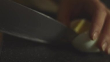 GPU Grafik Kartı. Teknisyenlerin el ile yeni termal macunu çipin üzerine yaymasını gösteren makro görüş. 4K video