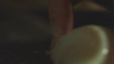 İşi bitirdikten sonra kameraya bakan kendine güvenen doktorların yorgun gözleri. Tıbbi koruyucu maskeyi çıkarıp nefes alan bir kadının yakın plan yüzü. Koronavirüs salgını sırasında hastanede çalışmak.
