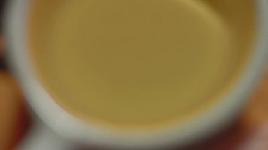 Farklı peynirler, domuz jambonu, bal ve ahşap tepside Yunan fındığı. Ahşap bir tepside çeşitli peynir çeşitleri. 4K video, yavaş çekim.