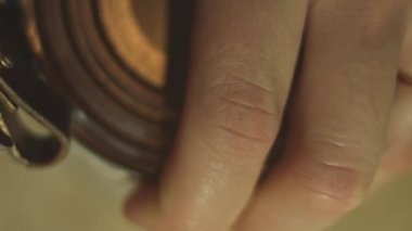 GPU Grafik Kartı. Çipin kirini elle temizleyen teknisyenlerin makro görüntüsü. 4K video. Üst görünüm.