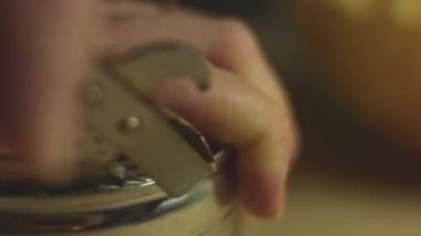 GPU Grafik Kartı. Çipin kirini elle temizleyen teknisyenlerin makro görüntüsü. 4K video. Üst görünüm.