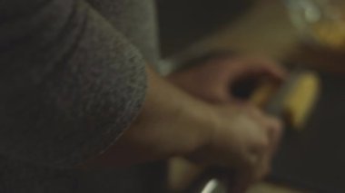 Kadın mühendislerin el ele tutuşmalarının ve GPU Graphic kartlarını yakından analiz etmelerinin makro görüntüsü. Daha iyi bir iş için teknolojiyi geliştiriyorum. 4K video. Yavaş çekimde. Sanatsal çekim.