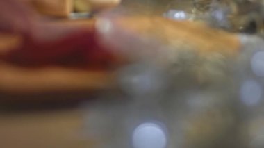 Aperatif olarak ahşap tepside dilimlenmiş domuz jambonu. 4K video