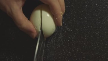 İşi bitirdikten sonra kameraya bakan kendine güvenen doktorların yorgun gözleri. Tıbbi koruyucu maskeyi çıkarıp nefes alan bir kadının yakın plan yüzü. Koronavirüs salgını sırasında hastanede çalışmak.