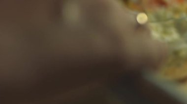 Teknisyenlerin el ile yeni termal macun yayma görüntüsü. 4K video