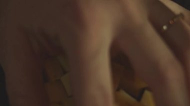 Kadın mühendislerin el ele tutuşmalarının ve GPU Graphic kartlarını yakından analiz etmelerinin makro görüntüsü. Daha iyi bir iş için teknolojiyi geliştiriyorum. 4K video. Yavaş çekimde. Sanatsal çekim.