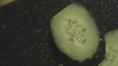 Vejetaryen salatası. Salata kasesinde salata, lahana, yengeç çubuğu, mısır, salatalık. Mutfak dairede. Pikabın etrafında kendi ekseni etrafında döner. hareket.