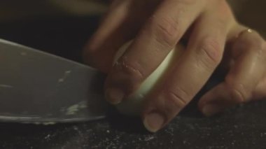 İşi bitirdikten sonra kameraya bakan kendine güvenen doktorların yorgun gözleri. Tıbbi koruyucu maskeyi çıkarıp nefes alan bir kadının yakın plan yüzü. Koronavirüs salgını sırasında hastanede çalışmak.