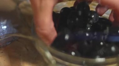 Farklı peynirler, domuz jambonu, bal ve ahşap tepside Yunan fındığı. Ahşap bir tepside çeşitli peynir çeşitleri. 4K video, yavaş çekim.