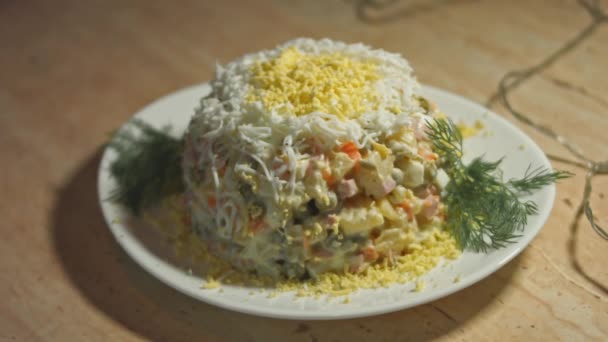 Salată Olivier Farfurie Albă Decorată Ras Anul Nou Tradițional Salata — Videoclip de stoc