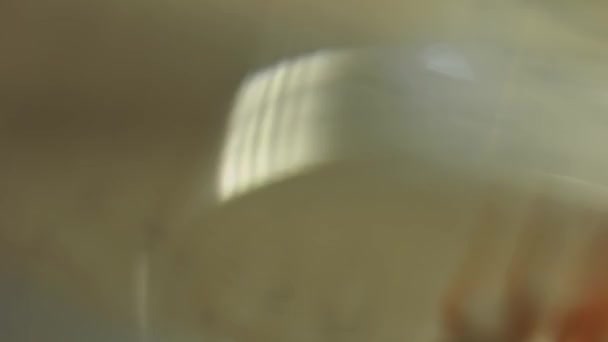 エンジニアのマクロビューは Gpuグラフィックカード上のドライバでネジをねじ込み手 芸術的撮影 4Kビデオ — ストック動画