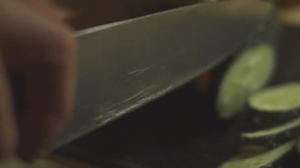 ベジタリアンサラダ 具材付きサラダボウルにサラダ 北京キャベツ カニスティック コーン キュウリ アパートのキッチン ターンテーブル上で軸を中心に回転します — ストック動画