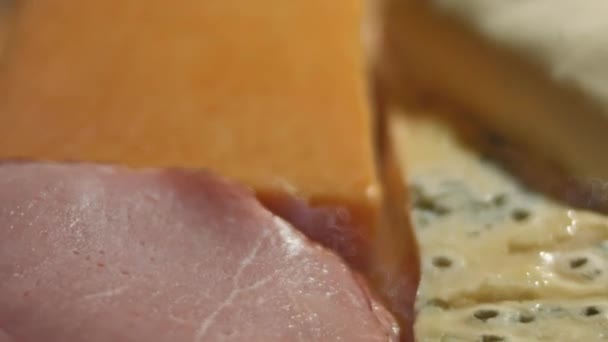 Diferite Tipuri Brânzeturi Savuroase Proaspete Șuncă Porc Gata Fie Tăiate — Videoclip de stoc