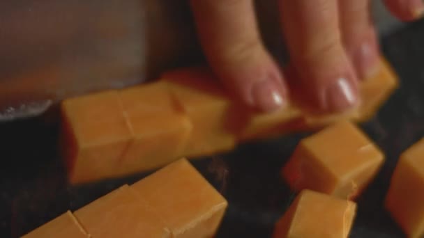 Τυρί Cheddar Κόβεται Ένα Ξύλο Κοπής Κυβέ Τυρί Τσένταρ Νόστιμο — Αρχείο Βίντεο
