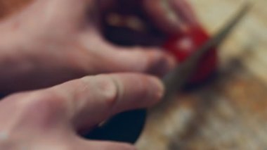 Dilimlenmiş kiraz domatesleri, İtalyan salam sosisi ve kalp şeklinde mozzarella peyniri pizza malzemesi olarak ahşap tepsi masasında. Sevgililer Günü için kalp şeklinde pizza hazırlıyorum.