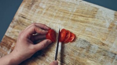 Dilimlenmiş kiraz domatesleri, İtalyan salam sosisi ve kalp şeklinde mozzarella peyniri pizza malzemesi olarak ahşap tepsi masasında. Sevgililer Günü için kalp şeklinde pizza hazırlıyorum.