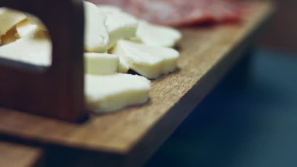Hjärtformer Färsk Italiensk Skivad Salamikorv Ett Träbrickbord Förbereda Hjärtformade Pizza — Stockvideo